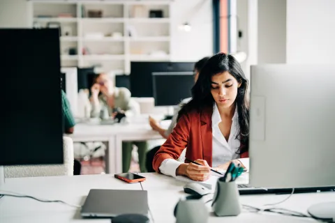 mujer trabajando en una oficina