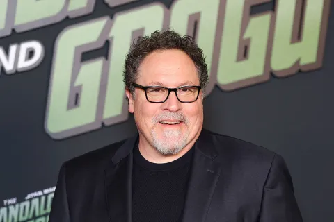 Jon Favreau durante la presentación en The Mandalorian and Grogu.