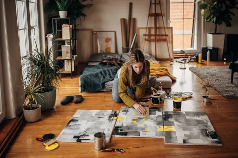 Foto de mujer haciendo manualidades.
