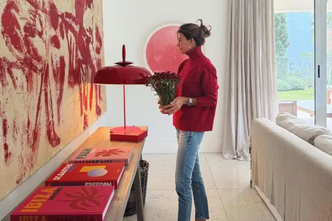 Las bibliotecas dejaron de ser simplemente un lugar para guardar libros. Hoy se convirtieron en protagonistas de la decoración y en uno de los espacios con más personalidad dentro del hogar.