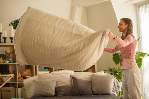 Foto de mujer ordenando su hogar.