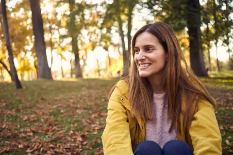 mujer en el parque descansando