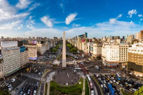 Inaugurado el 23 de mayo de 1936 y diseñado por el arquitecto Alberto Prebisch, el Obelisco nació para conmemorar los 400 años de la primera fundación de Buenos Aires.