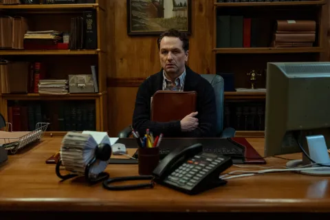 Matthew Rhys como Tom Loftis en Widow's Bay