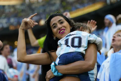 mujer con hijo alentando a la selección