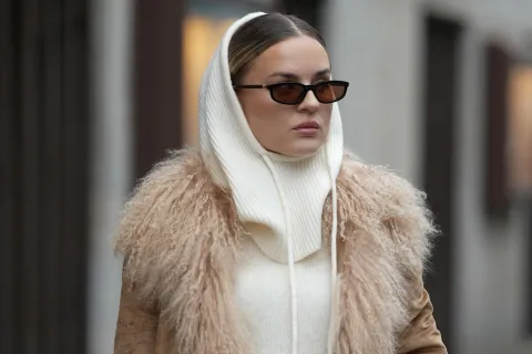 Una mujer usando Balaclava de invierno