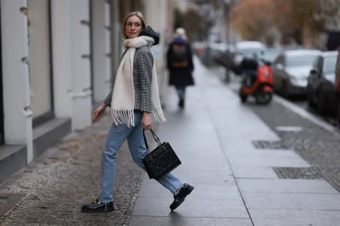 Semana polar en Buenos Aires: 5 looks office core con prendas ideales para ir a la oficina