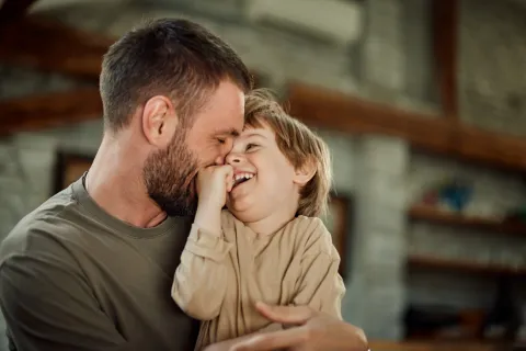 Padre con hijo divirtiéndose
