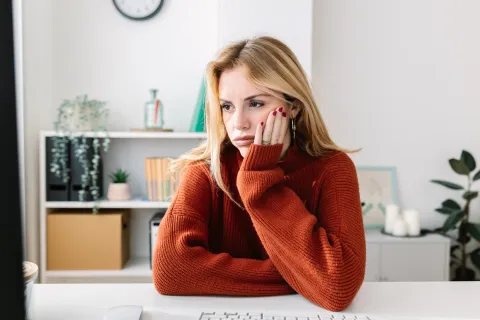 mujer preocupada por el trabajo