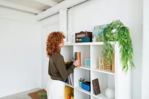 mujer ordena la casa