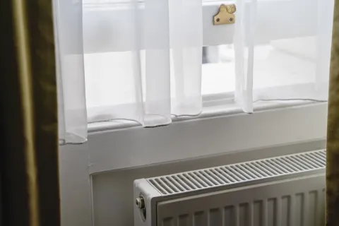 Trucos para que el calor de la estufa dure más y no se escape por ventanas y puertas.