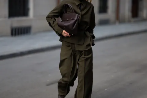 Un mujer usando un conjunto oversize en color verde oliva