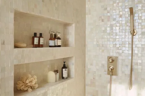 Nichos y espacios de guardado en la ducha: ideas para sumarlos y ganar orden en el baño