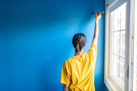 Foto de mujer pintando.