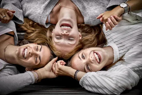 amigas que se abrazan felices