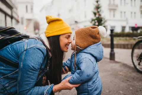 mamá con hijo en vacaciones de invierno