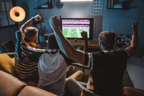 hinchas viendo partido de mundial