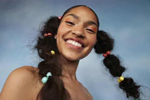 Invierno 2026: peinados simples para sobrevivir al frizz de la temporada