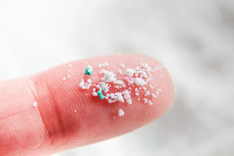 microplásticos en un dedo