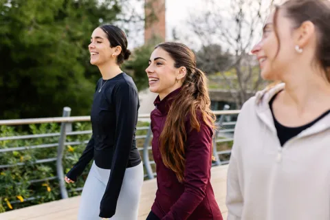 mujeres caminando