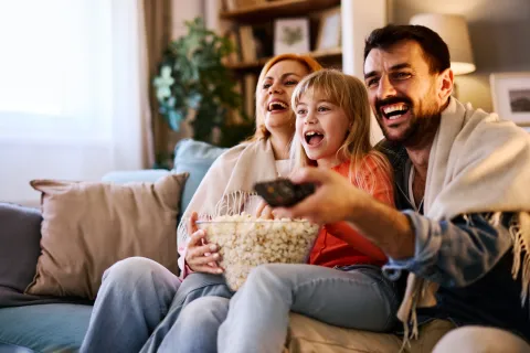familia mira la tv