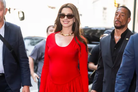 A sus 43 años, la ganadora del Oscar atraviesa un gran momento personal y profesional. Luego de anunciar recientemente que espera su tercer hijo junto a su esposo