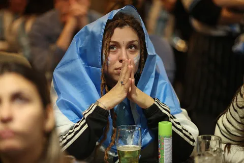 mujer tiene ansiedad frente al partido de argentina