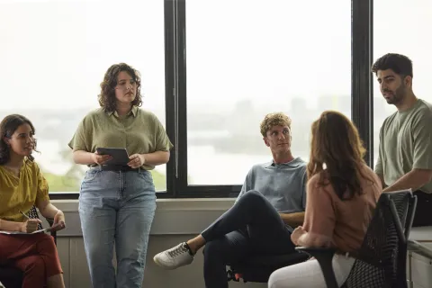 grupo de varones y mujeres conversan