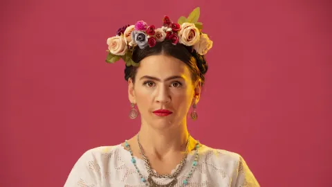 Laura Azcurra personificada como Frida Kahlo.