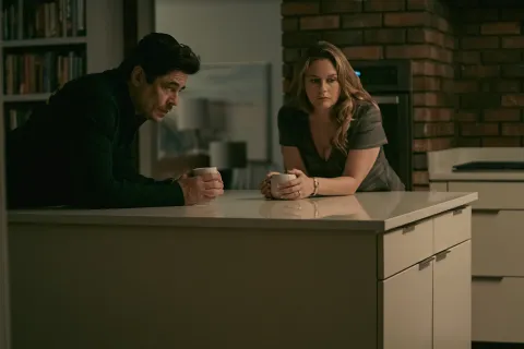 Alicia Silverstone as Judy Nichols, Benicio Del Toro as Tom Nichols (Gutierrez)