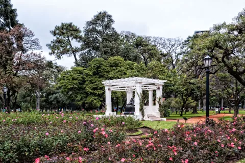 Como sucede cada invierno, el Rosedal de Palermo abre sus puertas a una de las iniciativas más esperadas por los amantes de las plantas y la jardinería: la entrega gratuita de esquejes de rosas.