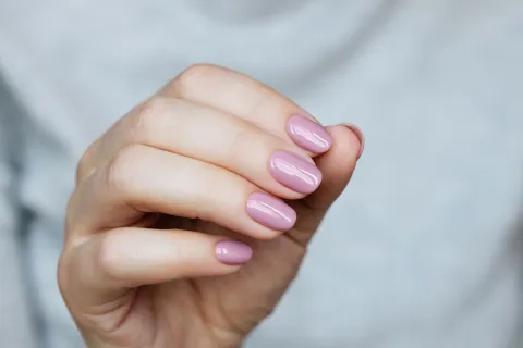 Las clean girl nails son la prueba de que la elegancia no depende de diseños complejos.