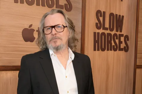 Gary Oldman durante la premiere de Slow Horses en Inglaterra. Foto: David M. Benett/Dave Benett/Getty Images for Apple
