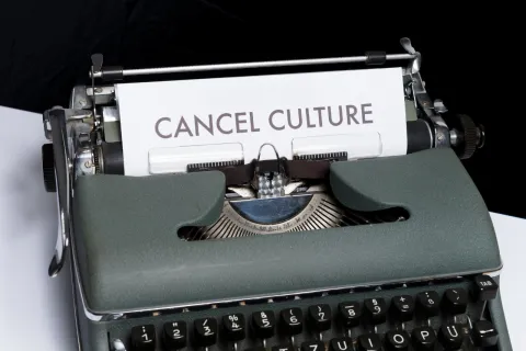 La cultura de la cancelación recorta la riqueza de opiniones, base de la democracia.