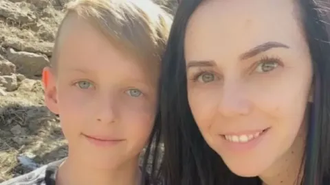 .Drayke Hardman, junto a su madre