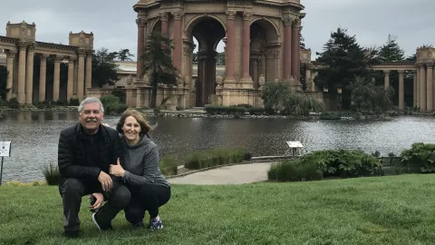 Francisco y Liliana Sotelo, en el palacio de Bellas Artes, en San Francisco