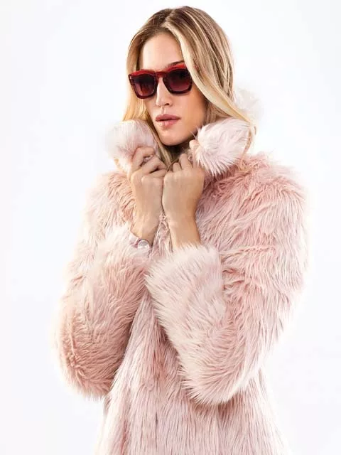 Apuntes de moda: la estética vintage sigue presente en las gafas (Infinit). El reloj (Swatch) volvió a ser un accesorio importante en el cierre de un look. El pelo del tapado (Tucci) se usa corto, medio o largo.