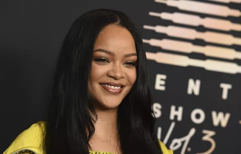 Rihanna durante el evento de su línea de lencería Savage X Fenty (2021). Foto: Jordan Strauss/Invision/AP, Archivo