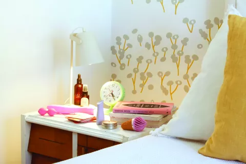 Este es el kit recomendado para tener en tu mesita de luz: set de kegel balls, vibradores, aceites afrodisíaco y lubricante, juego de cartas sexit, vela para masajes, libro el camino del sexo, de Francesca Gnecchi
