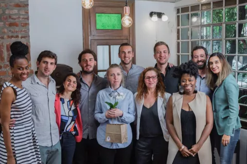 El equipo y los sponsors de Apruébalo