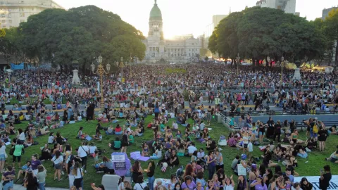La marcha por el 8M continúa frente al Congreso de la Nación