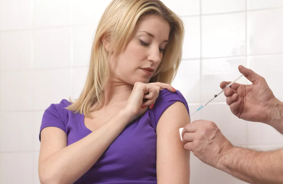 Aumentan los casos de coronavirus y piden vacunarse.