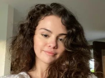 Selena se suma al 'full face' trend en TikTok.