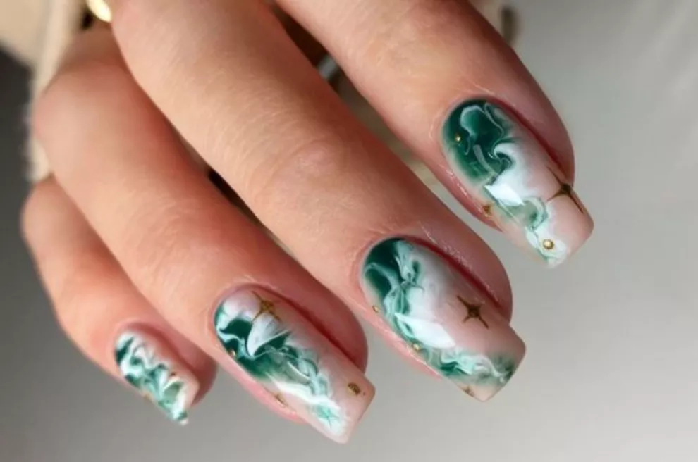 Diseño de uñas marmoladas que podés hacer en casa.