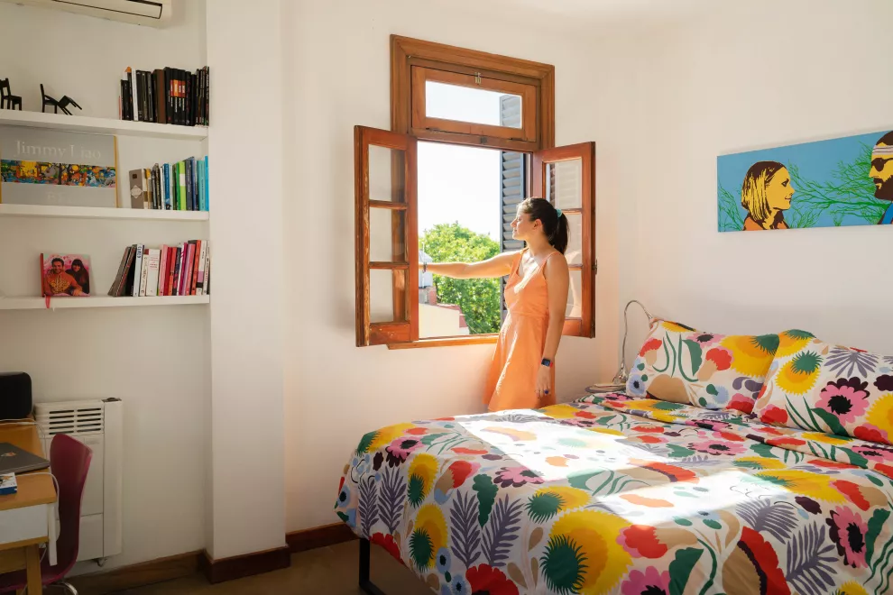 En el cuarto, los grandes protagonistas son el acolchado y almohadones de Marimekko. Sobre la cama, un cuadro de su mamá, Mara García Fernández.