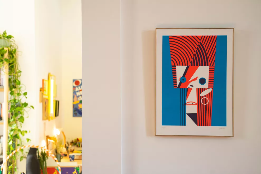 Una serigrafía de Pablo Lobato suma color en el hall.