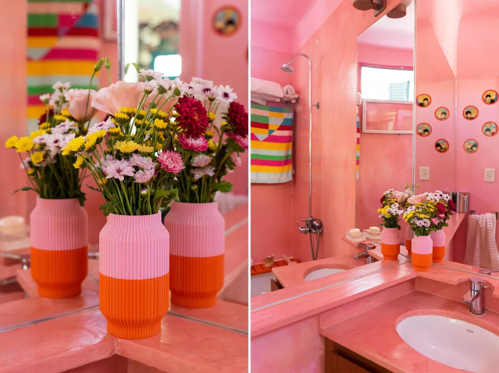 La paleta del rosa y el naranja se repite en los dos baños de la mano de los revestimientos de azulejos y cemento alisado.