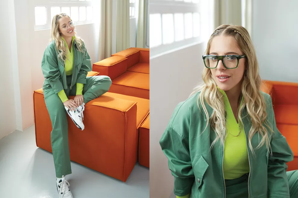 CHAQUETA, POLERA DE PUNTO, PANTALÓN Y ZAPATILLAS (LACOSTE $62.000, $48.000, $38.000 Y $65.000).