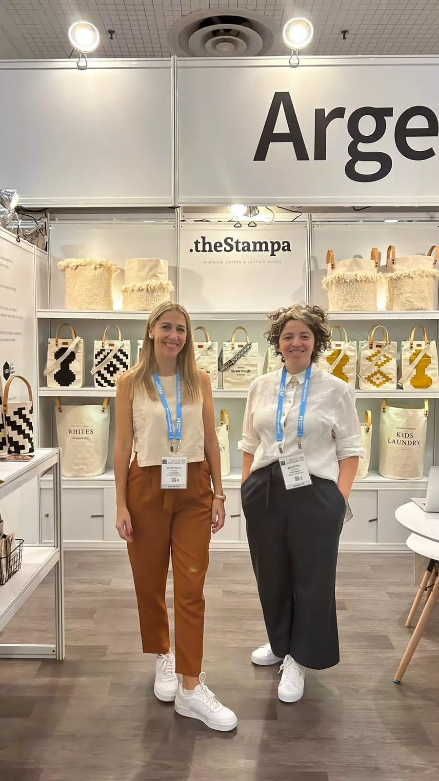 Florencia y Agustina Di Risio, en The Stampa.