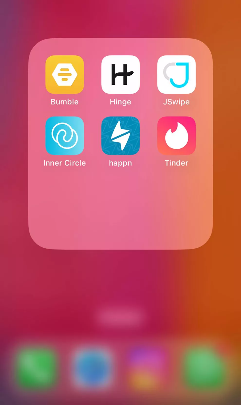 Karen Barg se instaló muchas apps en su celu.